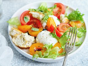 Salát s mozzarellou, blumami, rajčaty a bazalkovým dresinkem