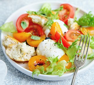 Salát s mozzarellou, blumami, rajčaty a bazalkovým dresinkem