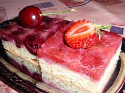 Jednoduchý obrácený koláč s ovocem