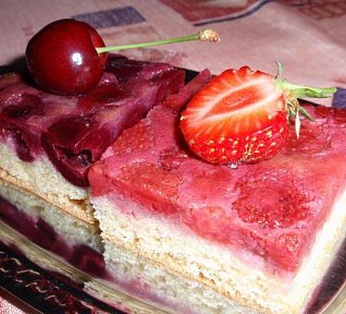 Jednoduchý obrácený koláč s ovocem