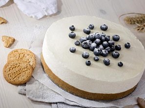Nepečený cheesecake s omáčkou z čerstvých borůvek