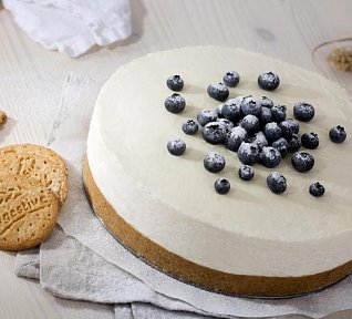 Nepečený cheesecake s omáčkou z čerstvých borůvek