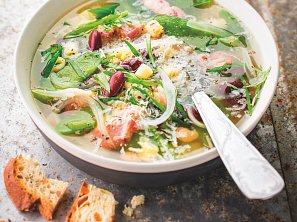 Vývar se slaninou a fazolemi