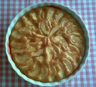 Křehký jablkový koláč s meruňkovou polevou