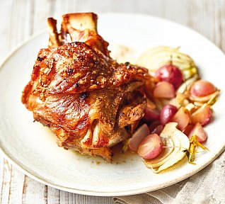 Pečená vepřová kolena s fenyklem a ředkvičkami