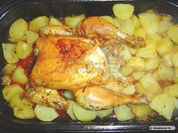 Kuře s bramborami pečené v troubě