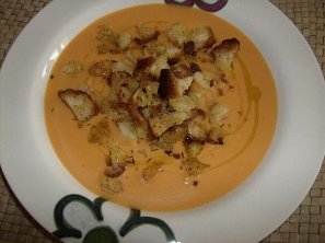 Jemná polévka z brambor a rajčat