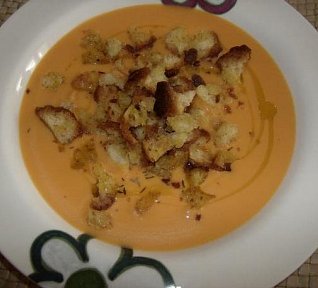 Jemná polévka z brambor a rajčat