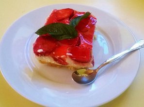 Jahodové řezy se zakysanou smetanou