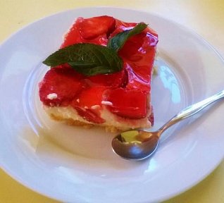 Jahodové řezy se zakysanou smetanou