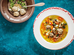 Husí polévka s játrovými knedlíčky