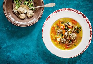 Husí polévka s játrovými knedlíčky