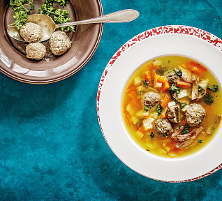 Husí polévka s játrovými knedlíčky