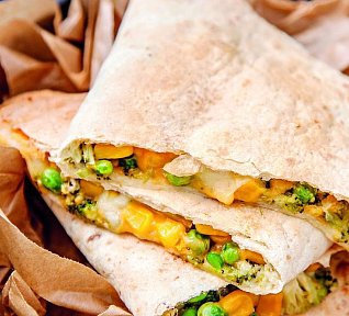 Zapečené tortilly s brokolicí a čedarem