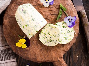 Bylinkové máslo s jedlými květy a mátou