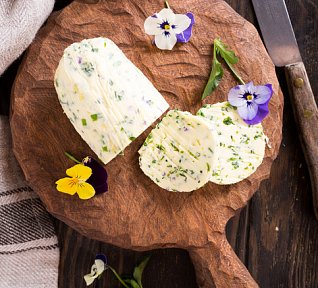 Bylinkové máslo s jedlými květy a mátou