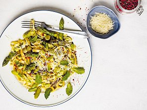Těstoviny s fazolemi edamame a chřestem Těstoviny s fazolemi edamame a chřestem