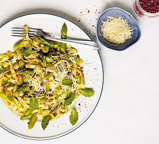 Těstoviny s fazolemi edamame a chřestem