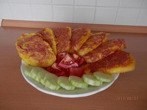 Houskový knedlík ve vajíčku s kuřecí mortadellou Houskový knedlík ve vajíčku s kuřecí mortadellou