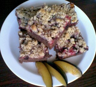 Perníkový koláč s ovocem a žmolenkou