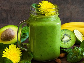 Zelené smoothie s pampeliškovými květy