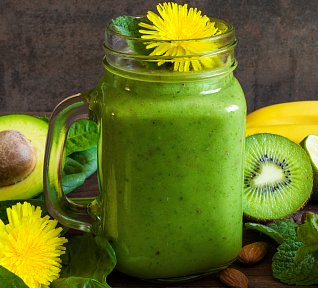 Zelené smoothie s pampeliškovými květy