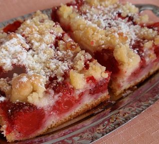 Jednoduchý jahodový koláč s drobenkou