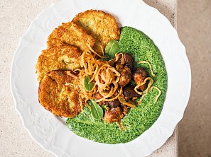 Vepřové výpečky s bramboráčky a špenátem s bešamelem