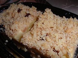 Jablkovo-tvarohový koláč se skořicovou drobenkou