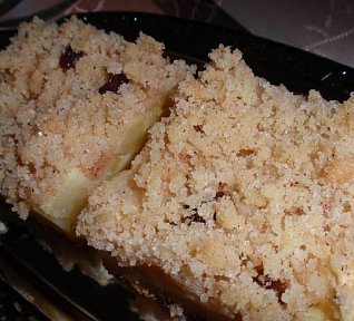 Jablkovo-tvarohový koláč se skořicovou drobenkou