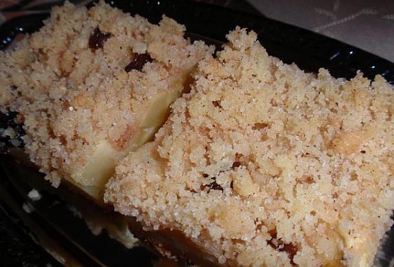 Jablkovo-tvarohový koláč se skořicovou drobenkou