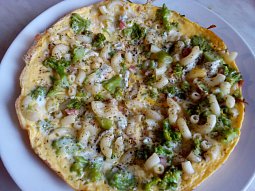 Omeleta s brokolicí / květákem a těstovinami
