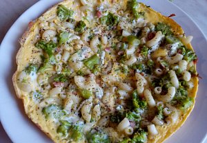 Omeleta s brokolicí / květákem a těstovinami
