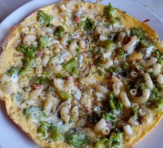 Omeleta s brokolicí / květákem a těstovinami