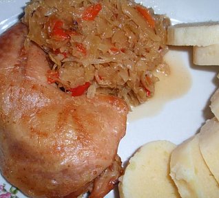 Kuře (králík) na cibulovém zelí Kuře (králík) na cibulovém zelí