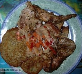 Králík pečený na bůčku s bramboráčky