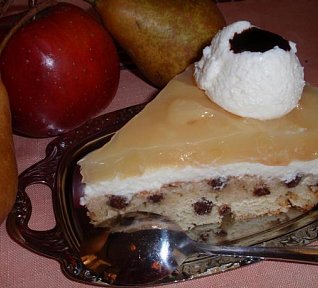 Jablečný či hruškový dort (řez) s tvarohovým krémem