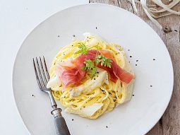 Tagliatelle s chřestem a parmskou šunkou