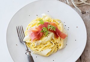 Tagliatelle s chřestem a parmskou šunkou