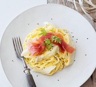 Tagliatelle s chřestem a parmskou šunkou