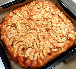 Jablečný koláč na plech s drobenkou