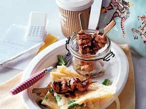 Kuřecí BBQ kebaby s koriandrovými palačinkami Kuřecí BBQ kebaby s koriandrovými palačinkami