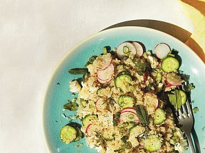 Salát z quinoy s ředkvičkami a koprem