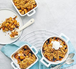 Jablkový crumble s ořechy a brusinkami