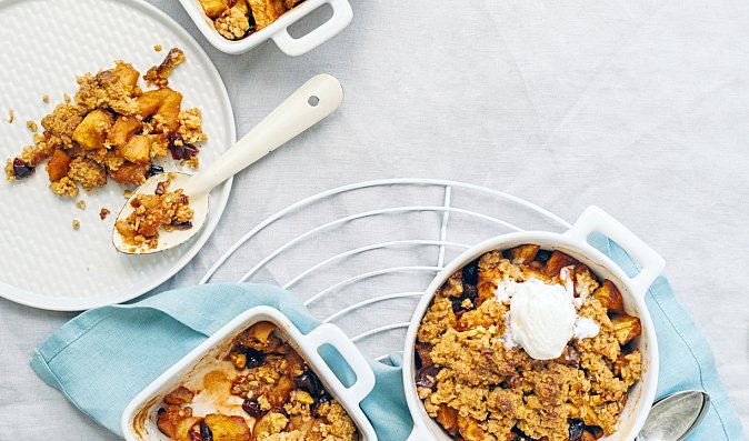 Jablkový crumble s ořechy a brusinkami