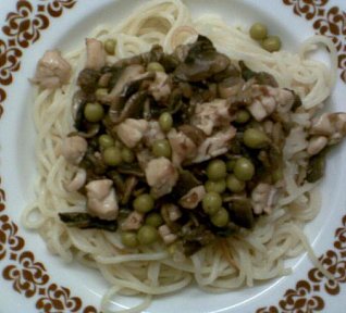 Špagety s kuřecím masem, žampiony a hráškem