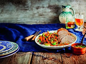 Kořeněná vepřová pečeně s glazovanou zeleninou