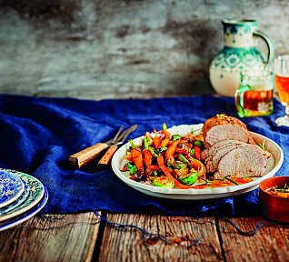 Kořeněná vepřová pečeně s glazovanou zeleninou