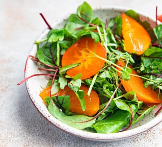 Salát s kaki a cuketou