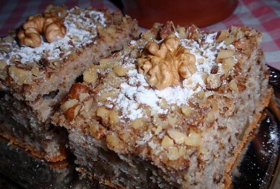 Kefírový koláč s ořechy